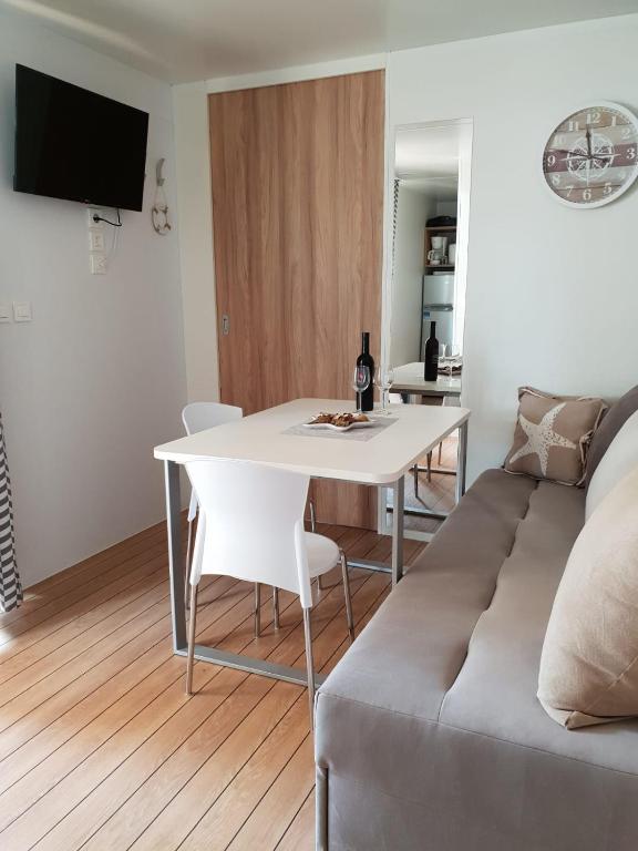 TV a/nebo společenská místnost v ubytování Seahorse Mobile Home, Soline Biograd