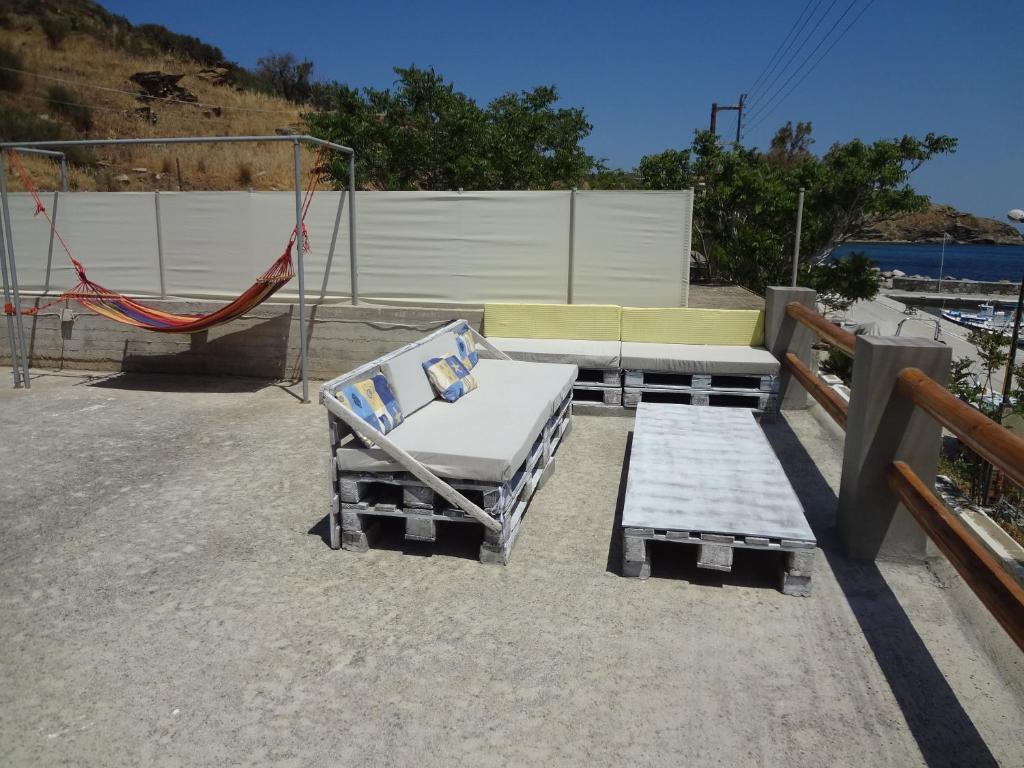 huśtawka i hamak na patio w obiekcie Palm Beach House w mieście Órmos