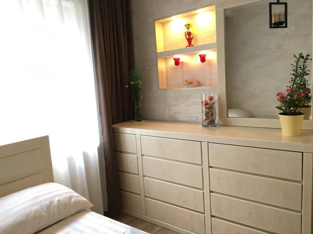 - une chambre avec une commode et un miroir dans l'établissement Newly renovated house, à Tbilissi