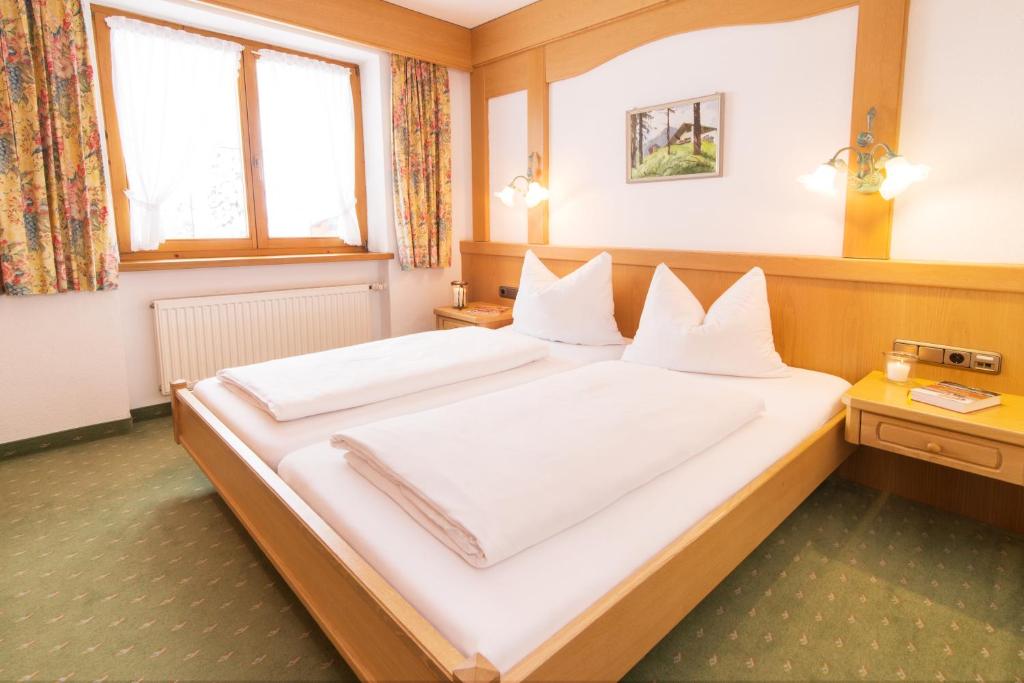 Postel nebo postele na pokoji v ubytování Hotel Alte Krone