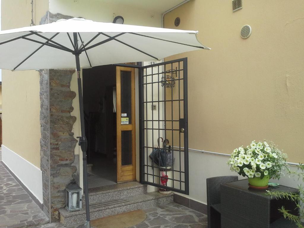 an umbrella standing in front of a door at B&B Ciccilia in Bentivoglio