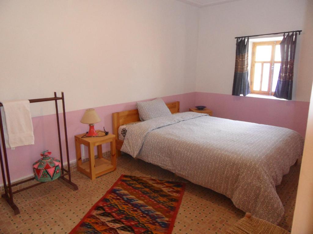 una camera da letto con un letto e una finestra di Gite Tigmi Azrur a Tabant