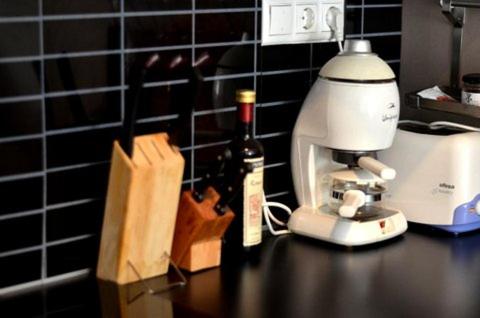 Coffee and tea making facilities at Hannajo apartman