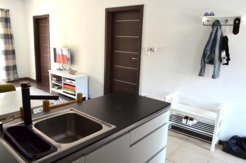 A kitchen or kitchenette at Hannajo apartman