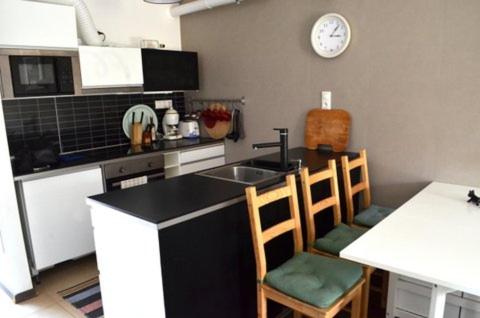 A kitchen or kitchenette at Hannajo apartman