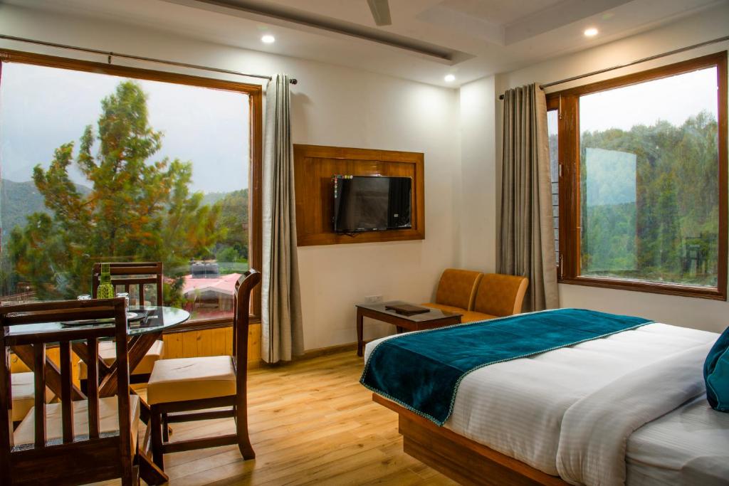 a bedroom with a bed and a desk and a window at Jade Vine Resort in Shogi
