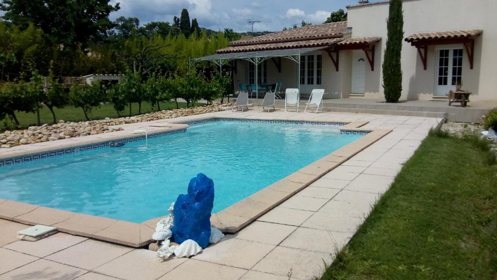 una piscina en un patio con una casa en Jacambra en Lédenon