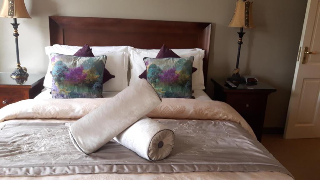 ein Bett mit einem rollenden Handtuch drauf in der Unterkunft Almara House in Galway