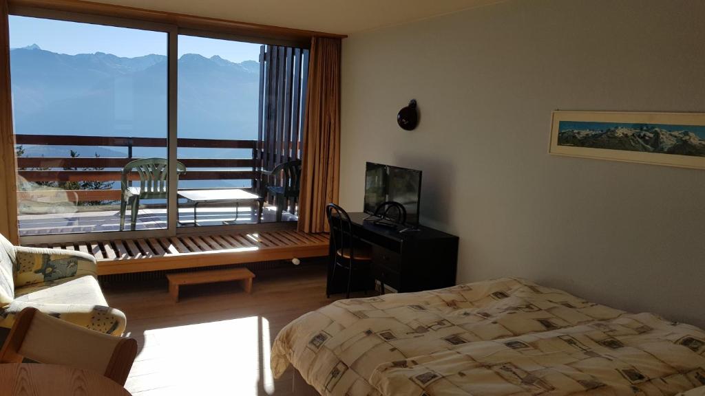Nespecifikovaný výhled na hory nebo výhled na hory při pohledu z hotelu
