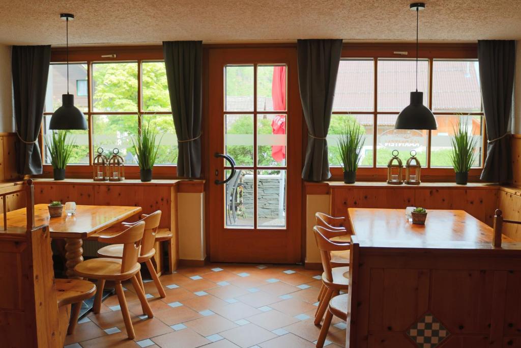 Reštaurácia alebo iné gastronomické zariadenie v ubytovaní Pension Kärnten