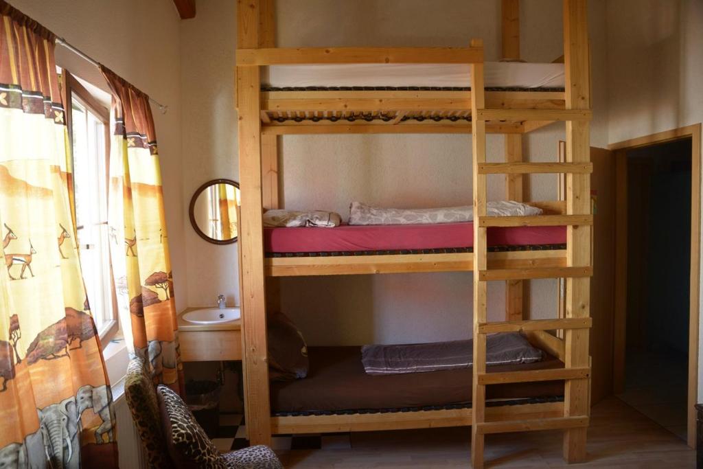 Palanda nebo palandy na pokoji v ubytování Gerry `s Backpacker