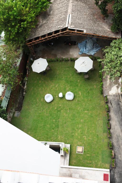 an aerial view of a lawn with umbrellas on it at Micasa Hotel in Taichung