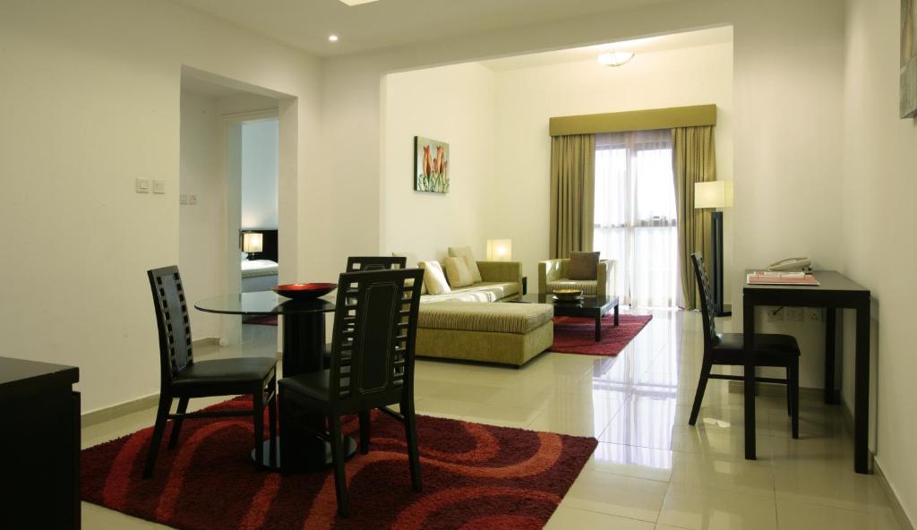 Un lugar para sentarse en Ramada Hotel & Suites by Wyndham Ajman