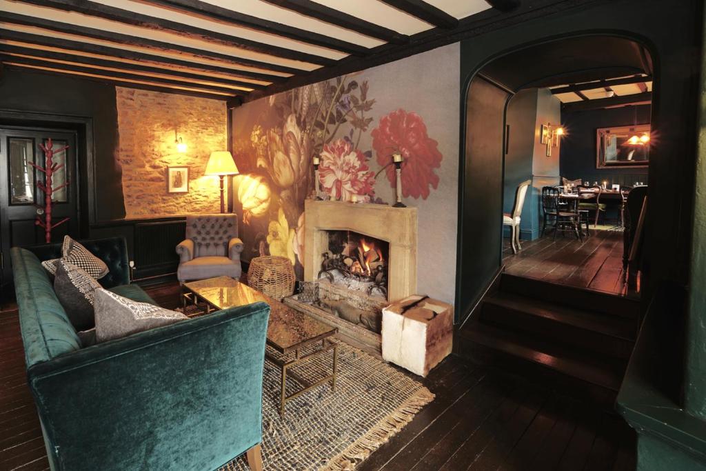 菲爾福的住宿－布爾酒店，带沙发和壁炉的客厅