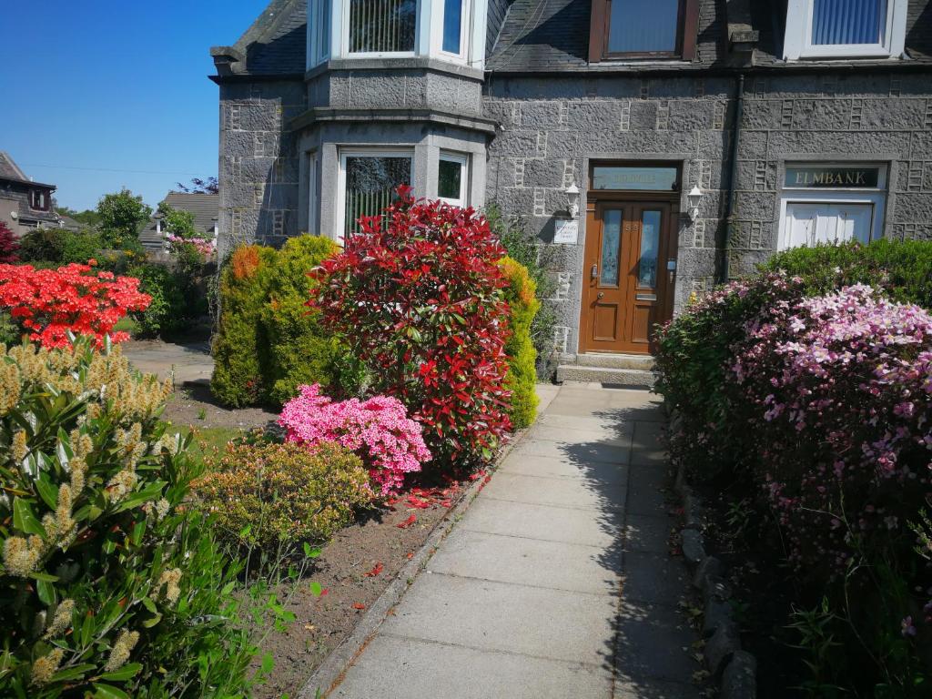 una casa con flores de colores delante en Granville Guest House, en Dyce