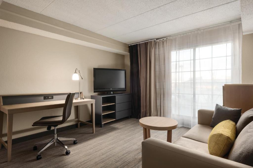 Country Inn & Suites by Radisson, Chicago-Hoffman - One-Bedroom King Suite With Sofa Bed - Non-Smoking