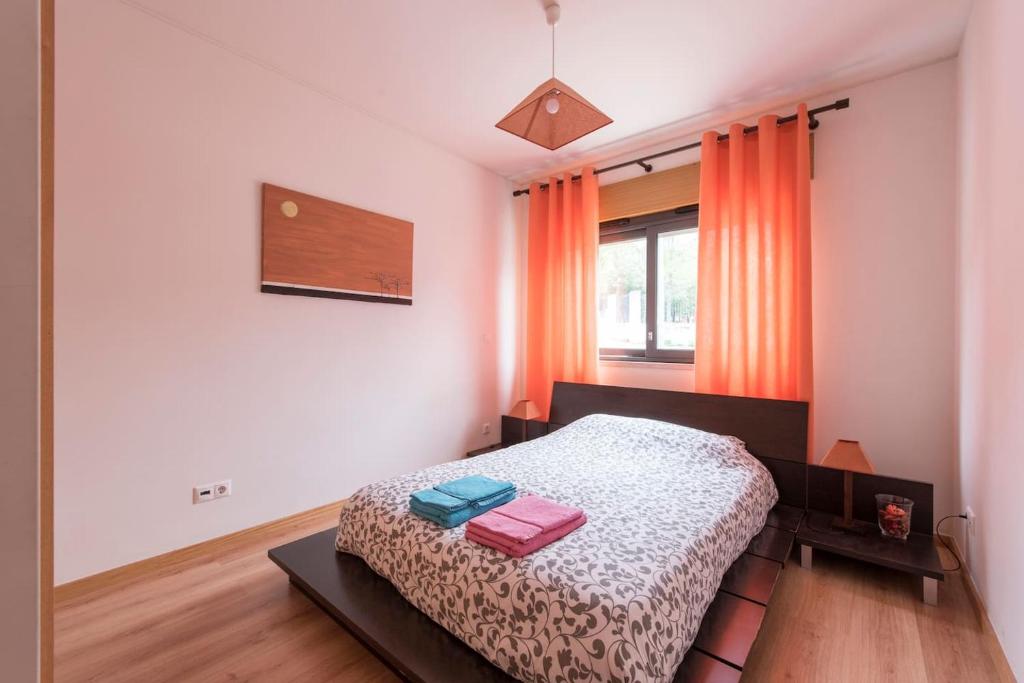 リスボンにあるLovely 3 bedroom for the Perfect stay in Lisbonのベッドルーム1室(ベッド1台、バッグ2つ付)