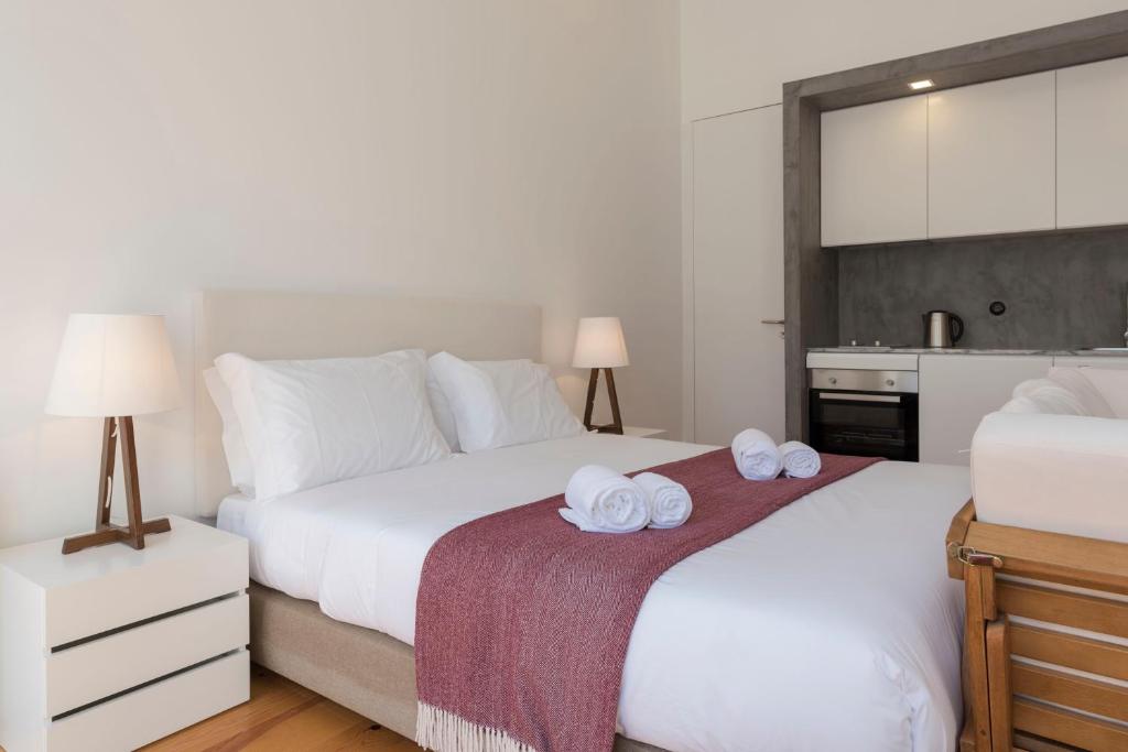 ポルトにあるLovelyStay - Allderman Apartment - Almada 3º Fのベッドルーム1室(ベッド1台、タオル2枚付)