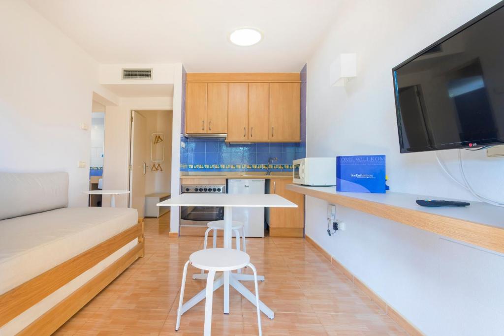 Kuchyň nebo kuchyňský kout v ubytování Ses Eufabietes Apartments & Restaurant