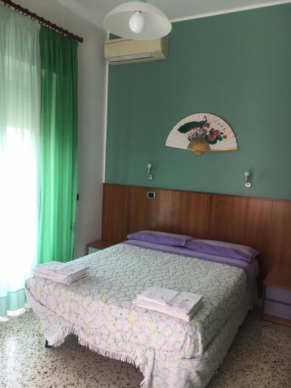 Łóżko lub łóżka w pokoju w obiekcie Piccolo Principe Salerno B&B