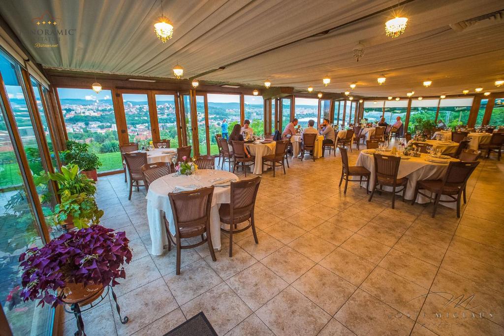 Restaurace v ubytování Panoramic Cetatuie