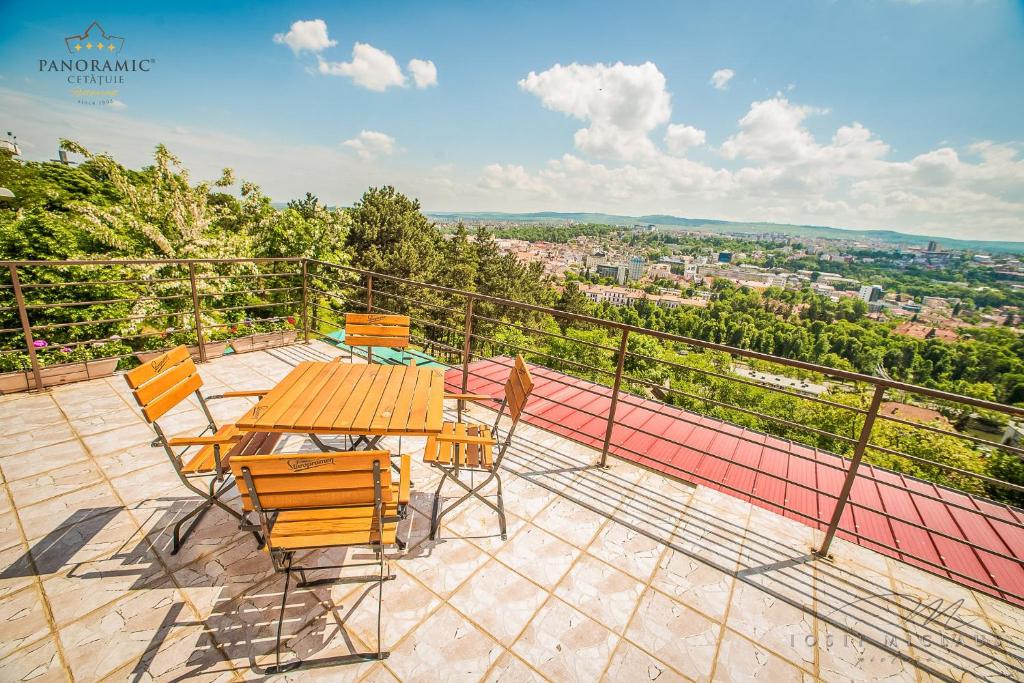 Balkón nebo terasa v ubytování Panoramic Cetatuie