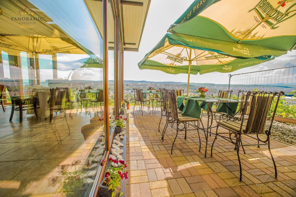 Balkón nebo terasa v ubytování Panoramic Cetatuie