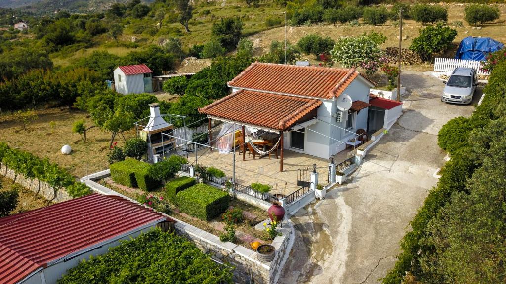 薩摩斯的住宿－Country house in Speri Palaiokastro，享有红色屋顶房屋的空中景致