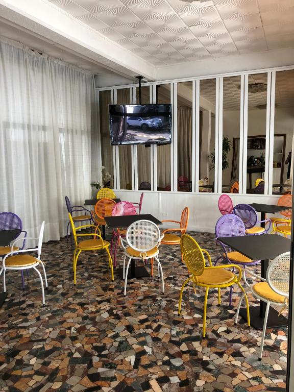 Televízia a/alebo spoločenská miestnosť v ubytovaní Hotel Marlisa Pier