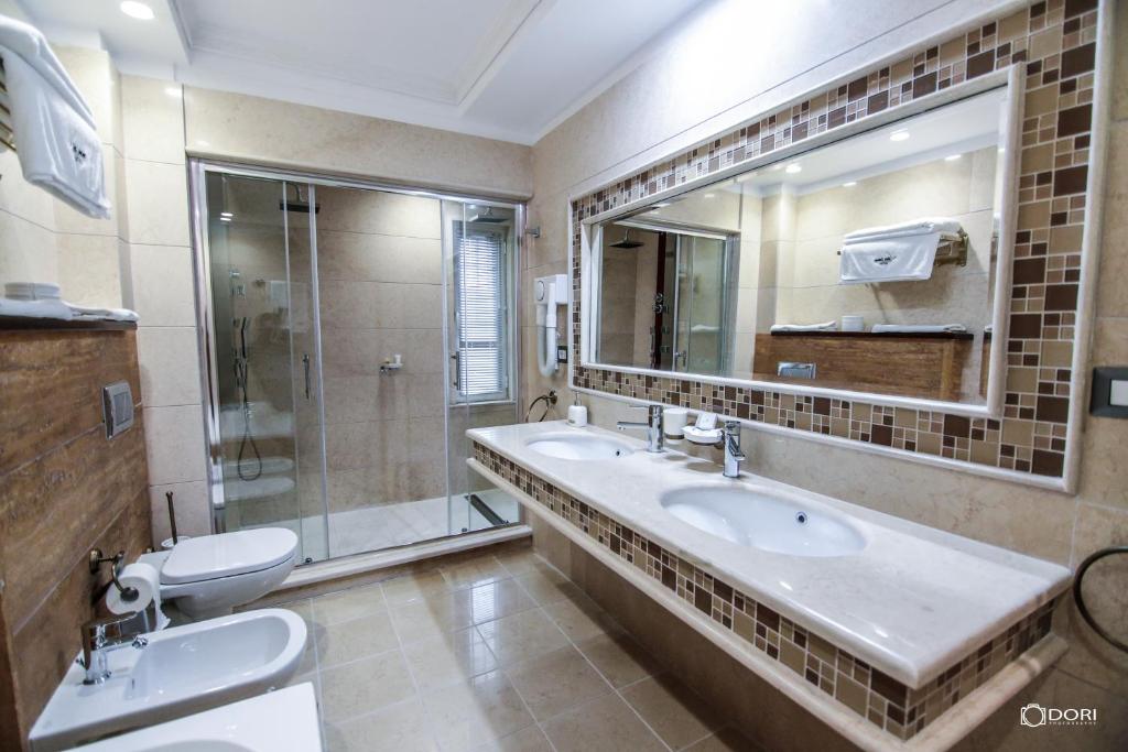 Koupelna v ubytování Hotel Restaurant Vila Ime Voskopoje