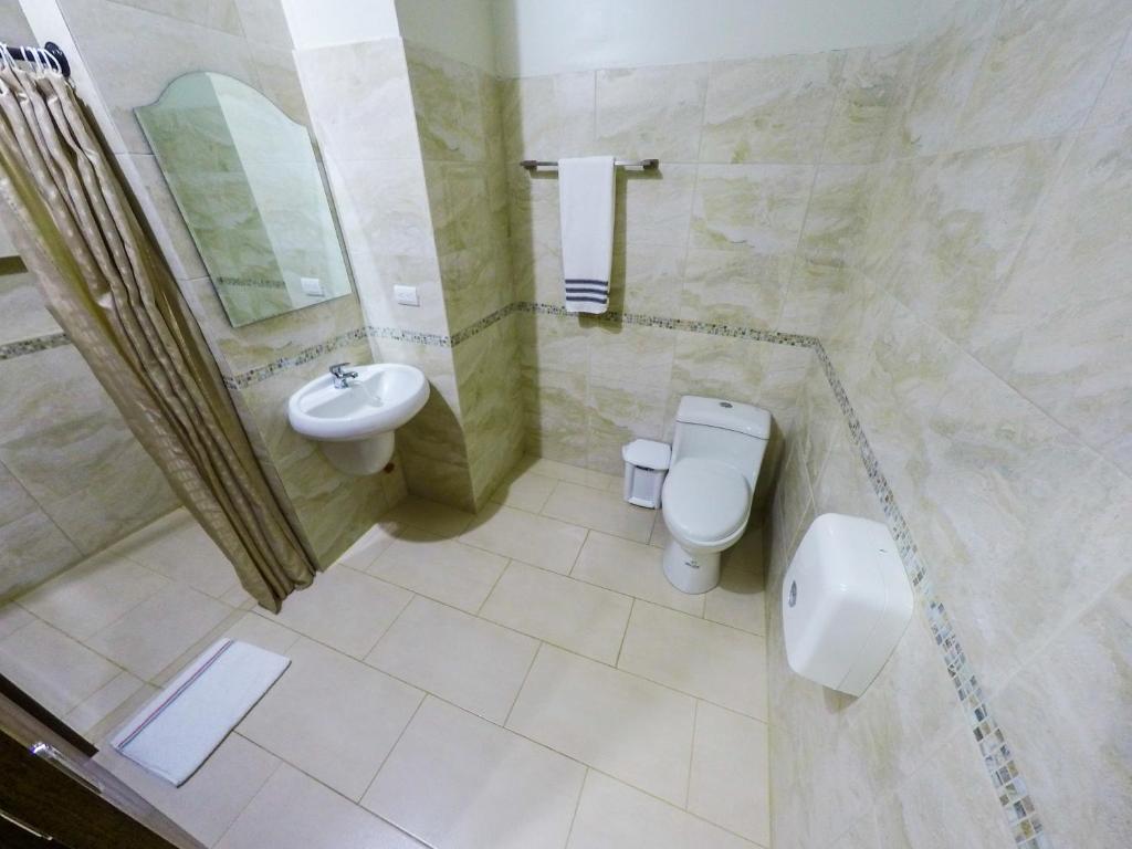Koupelna v ubytování DC Suites Aeropuerto