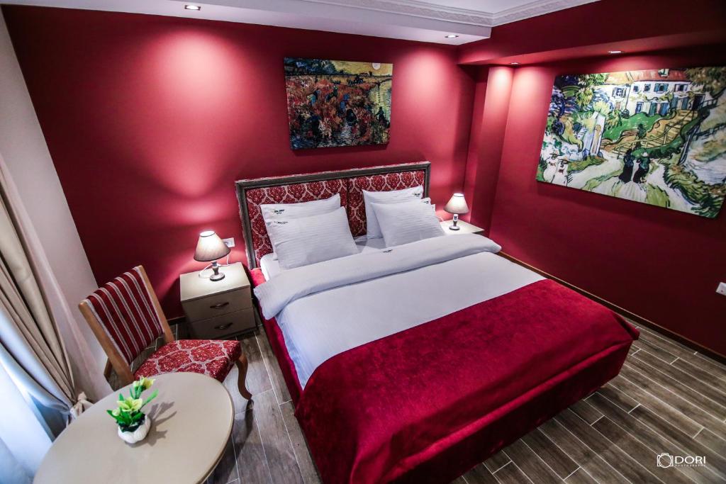 Postel nebo postele na pokoji v ubytování Hotel Restaurant Vila Ime Voskopoje