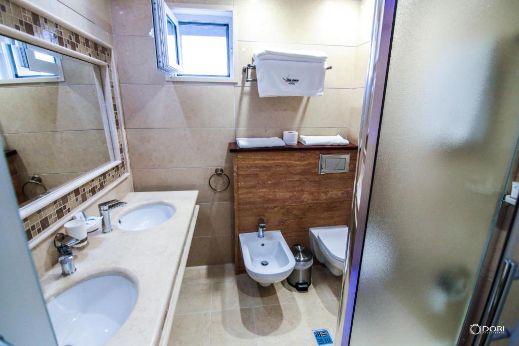 Koupelna v ubytování Hotel Restaurant Vila Ime Voskopoje