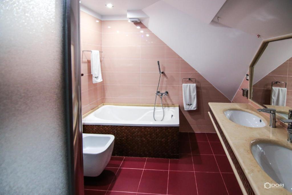 Koupelna v ubytování Hotel Restaurant Vila Ime Voskopoje
