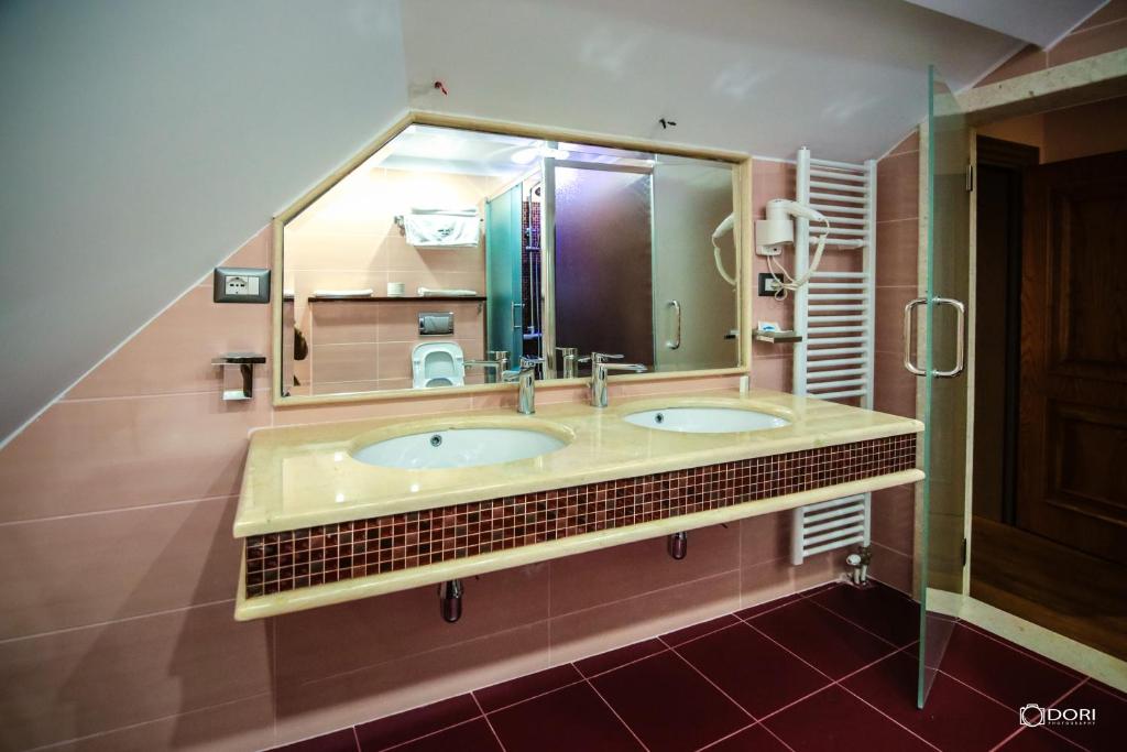 Koupelna v ubytování Hotel Restaurant Vila Ime Voskopoje