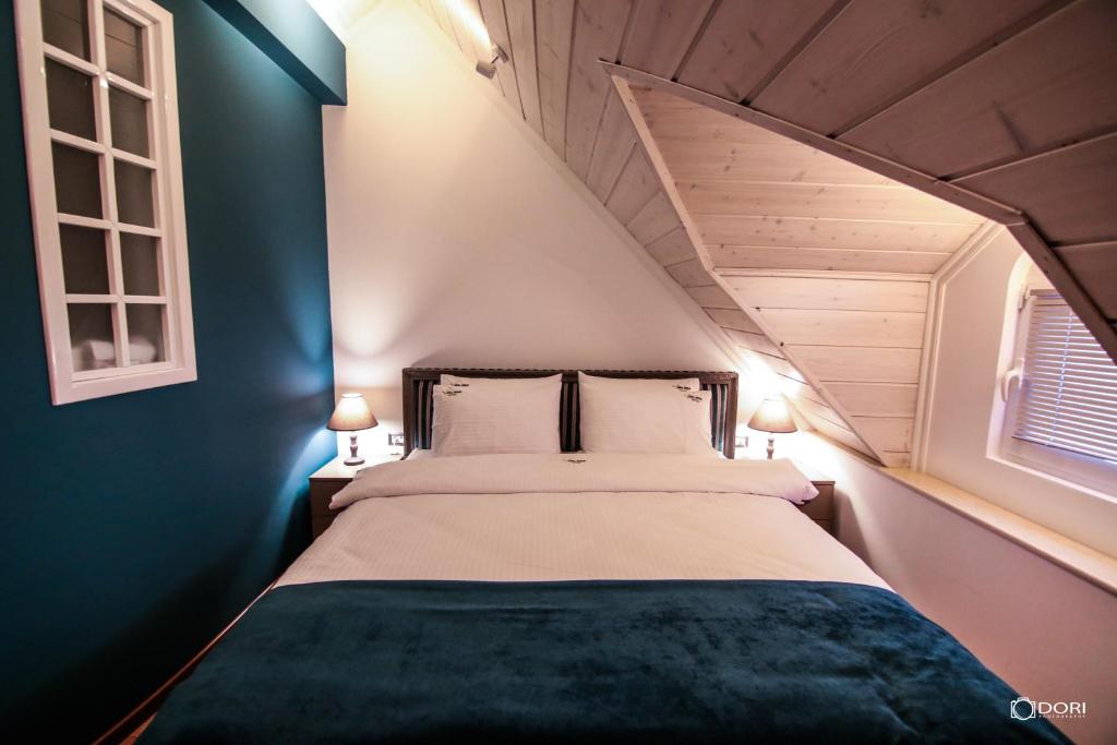 Postel nebo postele na pokoji v ubytování Hotel Restaurant Vila Ime Voskopoje