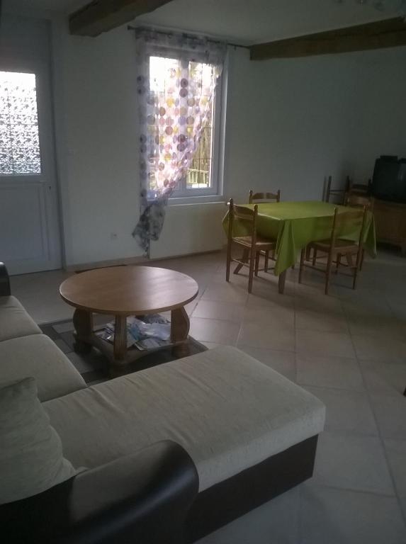 un salon avec un canapé et une table dans l'établissement Gite a la Ferme - Baie de Somme, à Saint-Quentin-Lamotte-Croix-au-Bailly