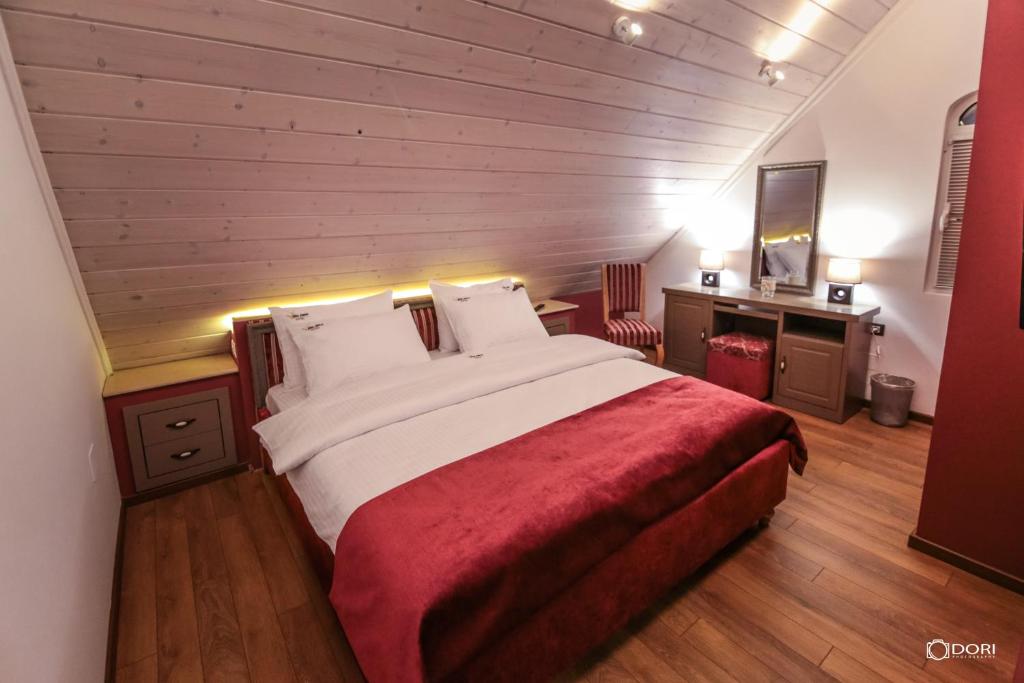 Postel nebo postele na pokoji v ubytování Hotel Restaurant Vila Ime Voskopoje