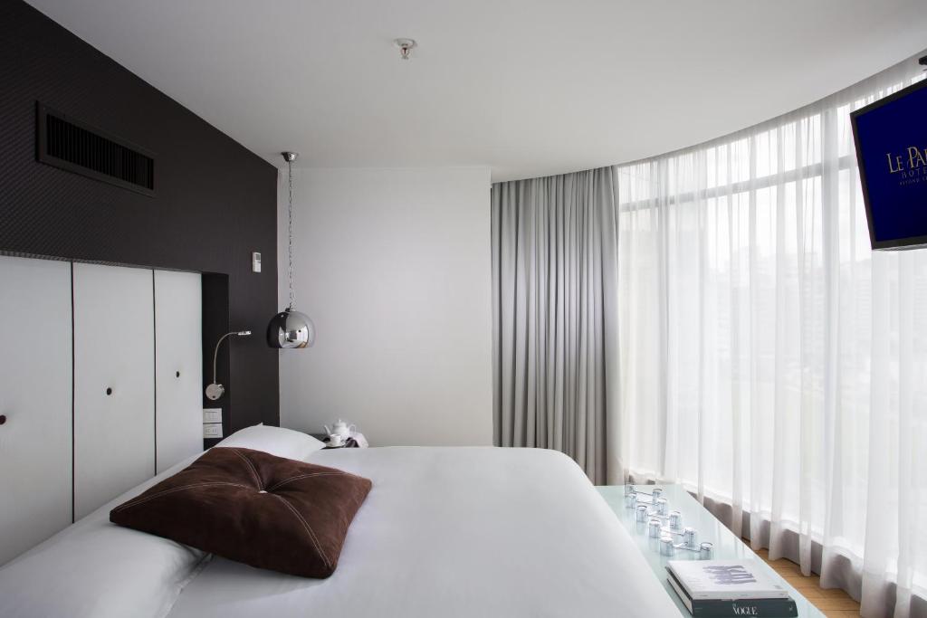Postel nebo postele na pokoji v ubytování Le Parc Hotel, Beyond Stars