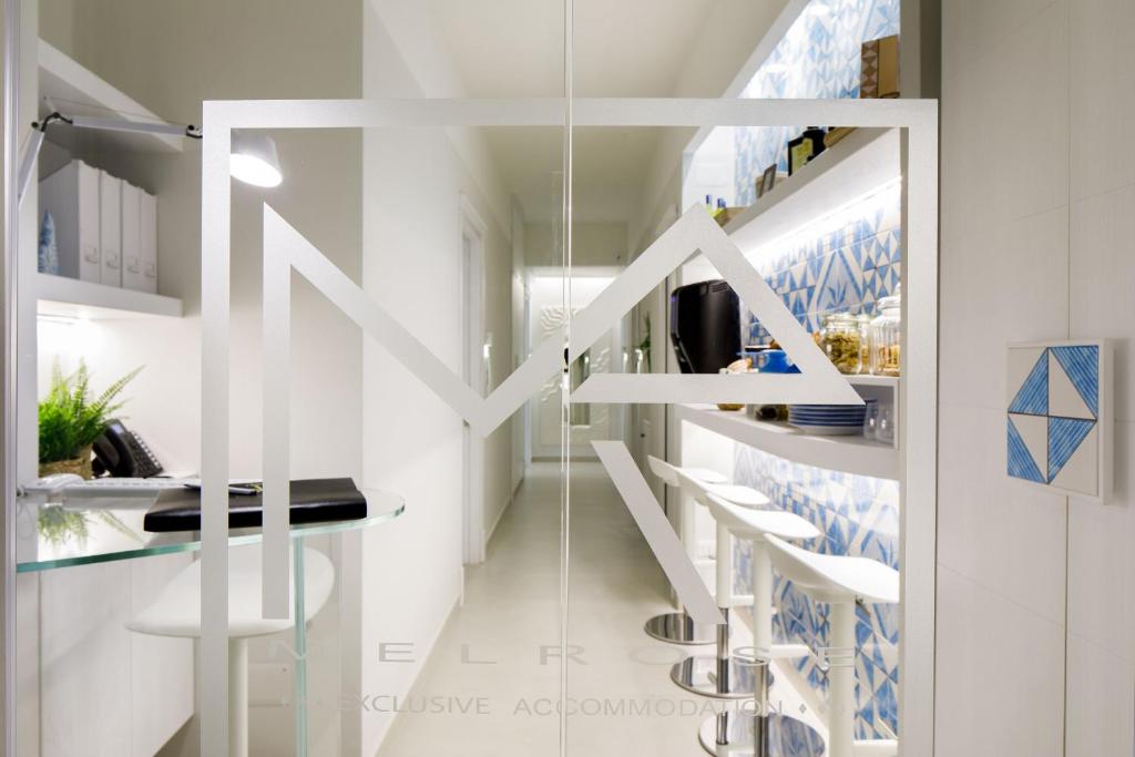 Una escalera en una habitación con azulejos blancos y azules en MelRose Sorrento, en Sorrento