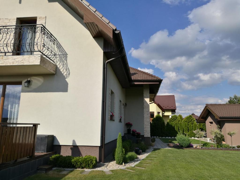 ein Haus mit einem Balkon und einem Hof in der Unterkunft Ubytovanie na súkromí in Veľká Lomnica