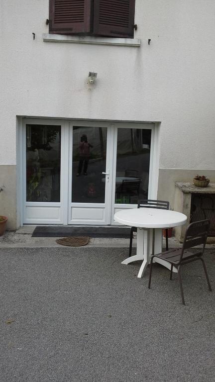 Feytiatにあるla maison bonheurの白いテーブルと椅子