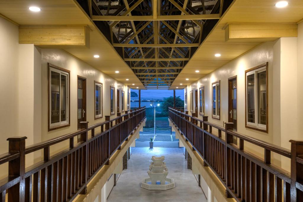 帕拉馬里博的住宿－Royal Mansion，一座有木栏杆的建筑的空走廊