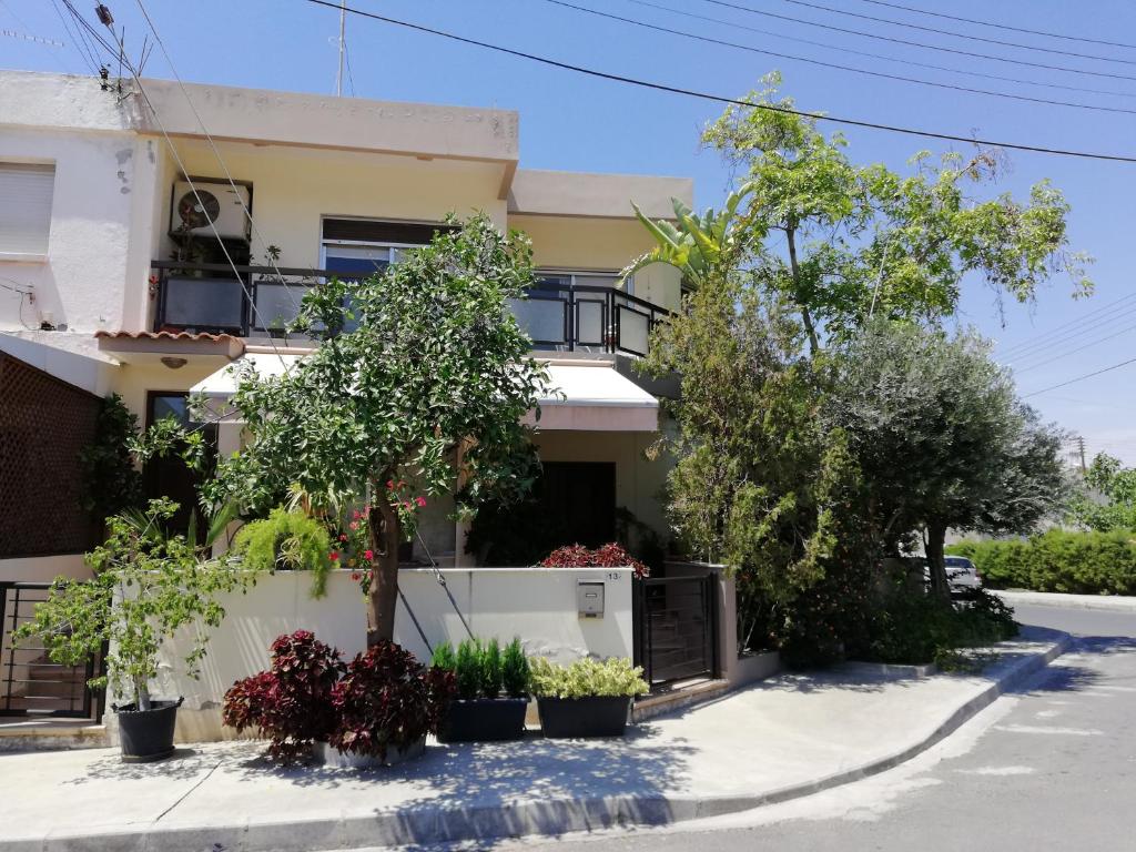 ein Haus mit Pflanzen davor in der Unterkunft Family Nest In The Heart Of Limassol in Limassol