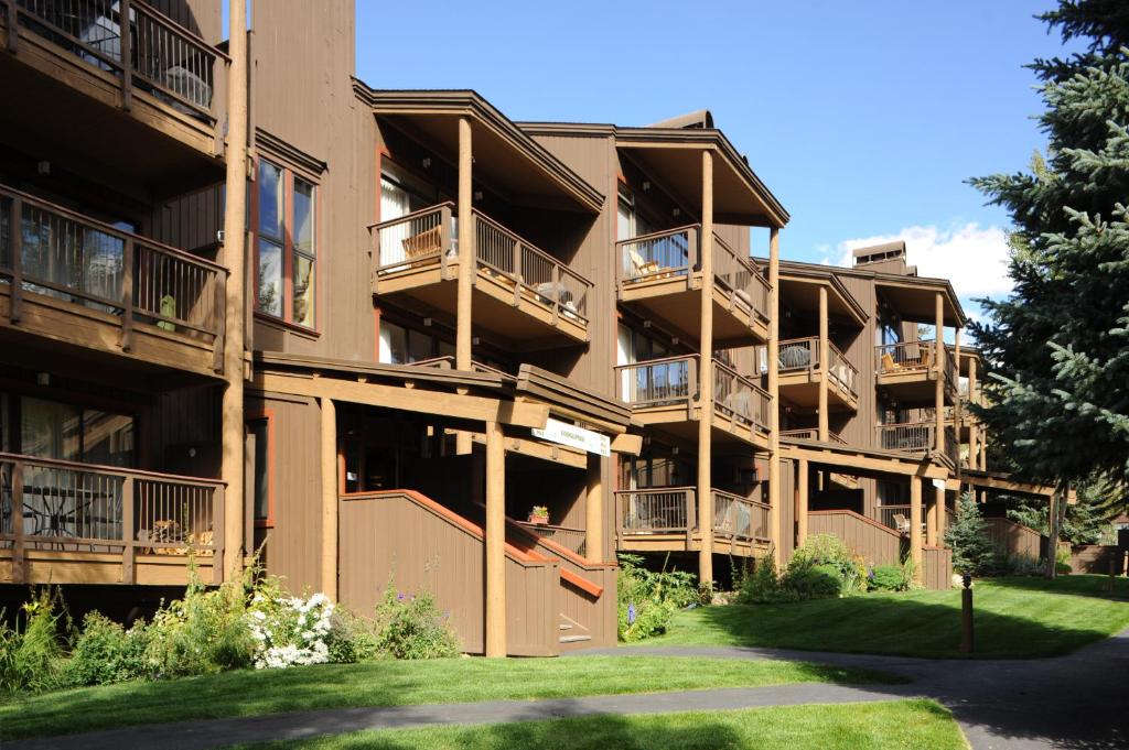 un gran edificio de apartamentos con balcones y patio en Evergreen Condominiums by Keystone Resort, en Keystone