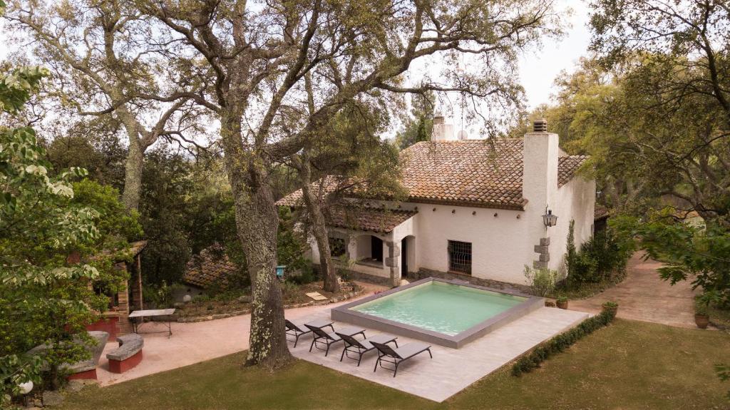 an aerial view of a house with a swimming pool at Ca la Cèlia in Maçanet de Cabrenys