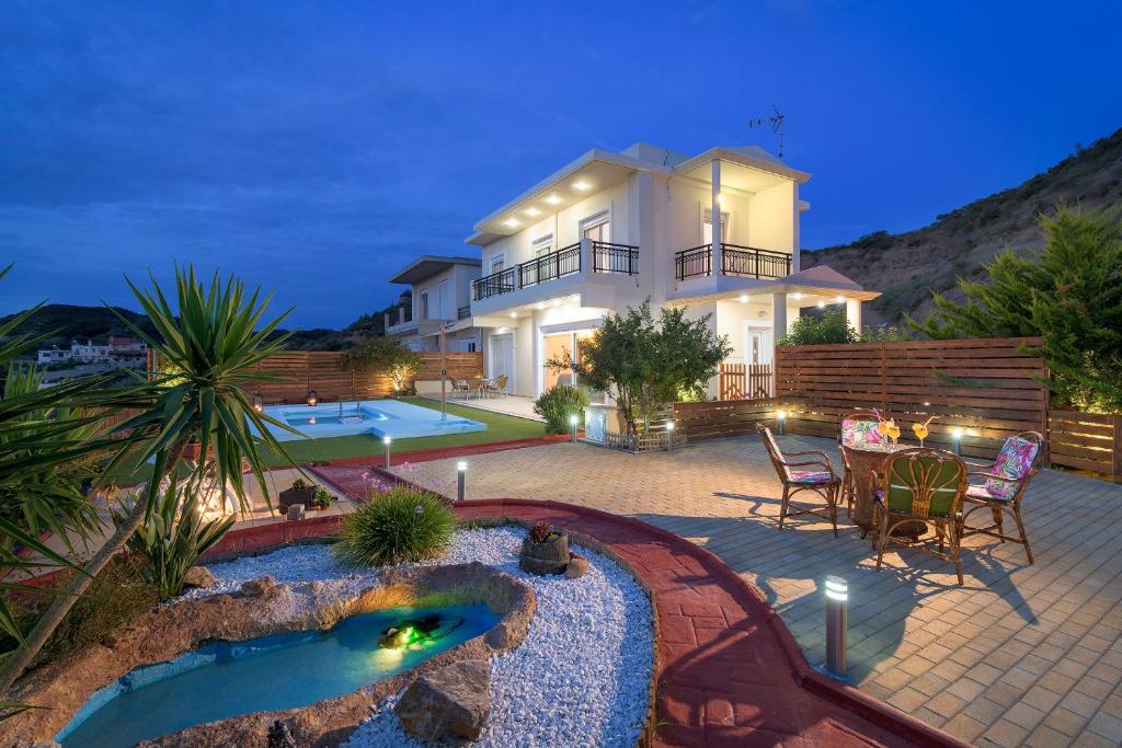 Dreamcatcher Villa في Pastida: منزل به حديقة خلفية مع حمام سباحة