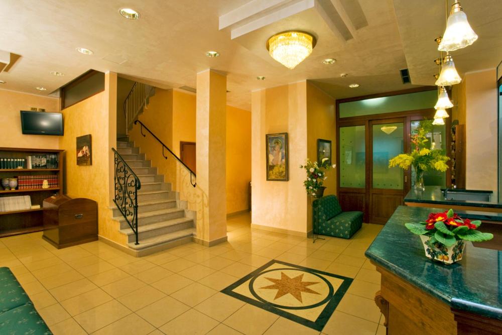 TV a/nebo společenská místnost v ubytování HOTEL ANDREA'S