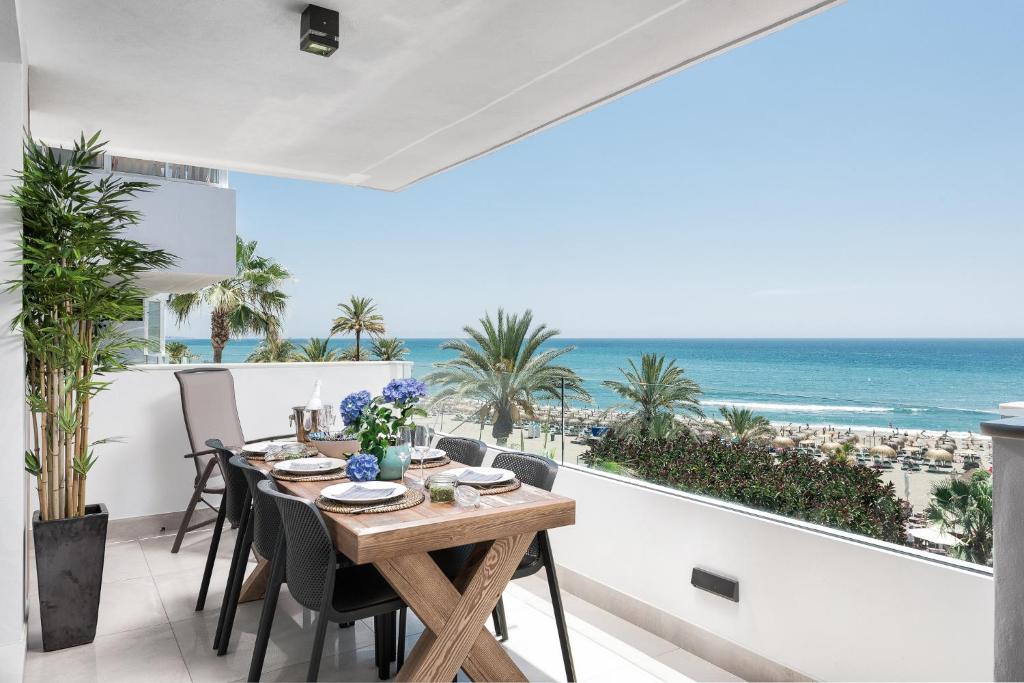 une salle à manger avec vue sur la plage dans l'établissement Marbella Luxury Frontline Beach W Panoramic View, à Marbella