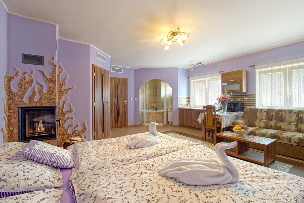 dos cisnes sentados en una cama en un dormitorio en Penzion U Paroháče, en Prostějov